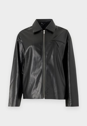 Svart skinnjakke med en glatt tekstur, glidelås foran og spiss krage. Har en liten, dekorativ skrå lomme.