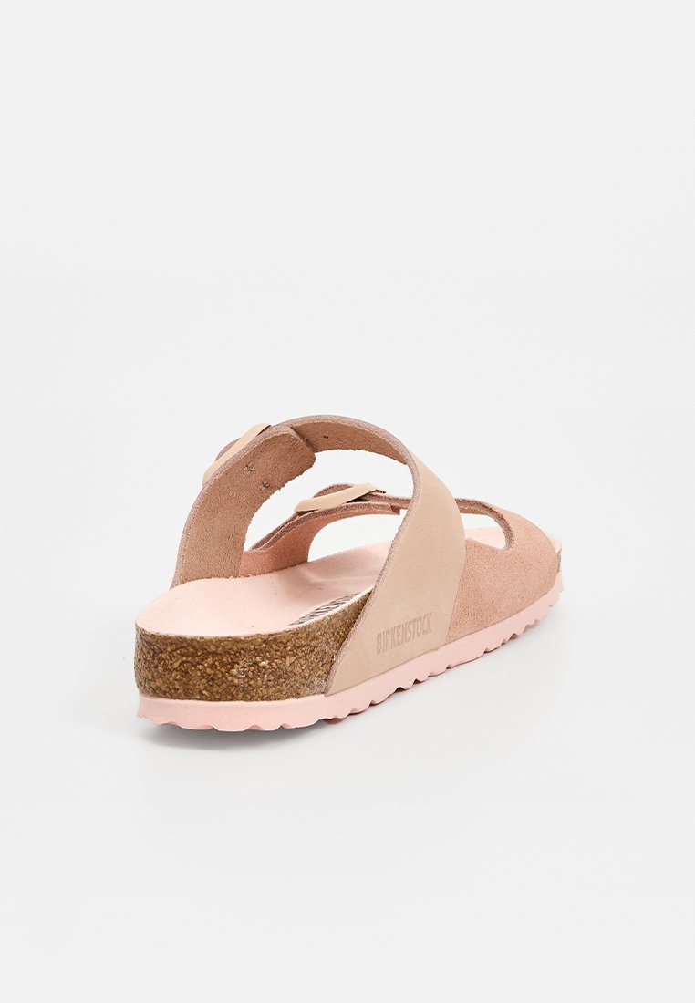 Pinke Wildleder-Sandale mit einem Korkfußbett. Verfügt über verstellbare Riemen und ein offenes Rückendesign. Strukturiertes Profil für besseren Halt.