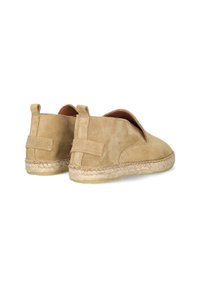 Béžové semišové espadrilky s pružným designem, elastickým vkladem a pletenými jutovými detaily podél podrážky. Dvě zadní poutka pro snazší obouvání.