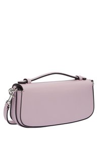 Prostokątna torebka skórzana w pastelowym różu z czarnymi krawędziami, z górnym uchwytem i odpinanym paskiem na ramię z srebrnym zapięciem.