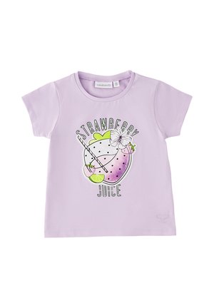 Maglietta lilla a maniche corte con una grafica di un bicchiere di succo di fragola, una cannuccia, fette di lime e una farfalla, con la scritta "STRAWBERRY JUICE".