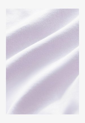 Valge puuvillane kangas, millel on sile tekstuur, näidates pehmeid voldikesi ja peeneid valguse variatsioone. Ilma mustrite või silmapaistvate detaalideta.