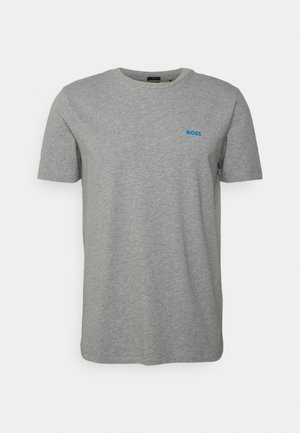 T-shirt gris pour hommes à manches courtes et col rond avec petit logo bleu "BOSS" sur le côté gauche de la poitrine.
