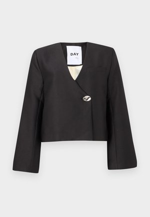 Μαύρο κοντό σακάκι με σχεδιασμό τύπου wrap, μακριά μανίκια, βαθύ V λαιμόκοψη και ένα ασημένιο κουμπί. Περιλαμβάνει τσέπη στο στήθος.