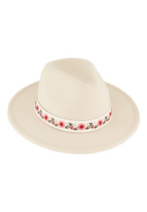 Beige fedora hoed met brede rand en een witte band met geborduurde rode bloemen en groene bladeren rond de basis.