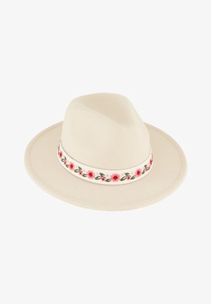 Beige fedora hoed met brede rand en een witte band met geborduurde rode bloemen en groene bladeren rond de basis.