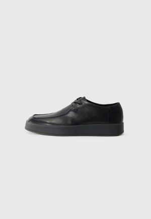 HYBRID CUP WALLABEE - Pantofi eleganți cu șireturi - triple black