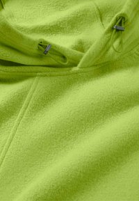 Fleece-Hoodie in leuchtendem Limettengrün, mit einer weichen Textur, einer Kordelzugkapuze und kontrastierenden Metallstoppern.