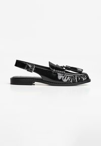 Schwarze Lackleder-Slingback-Schuh mit runder Zehenpartie, Rüschendesign, dekorativem Schleifenakzent und niedrigem Absatz. Schnallenriemen und gestickte Details.