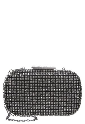 Musta clutch suorakaiteen muotoisena, valmistettu teksturoidusta kankaasta, joka on peitetty pienillä strassikivillä. Siinä on hopeinen solki ja ketjuhihna.