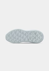 Lysblå sneakersål med en struktureret gummioverflade, der har et diamantmønster for greb og en afrundet kant.