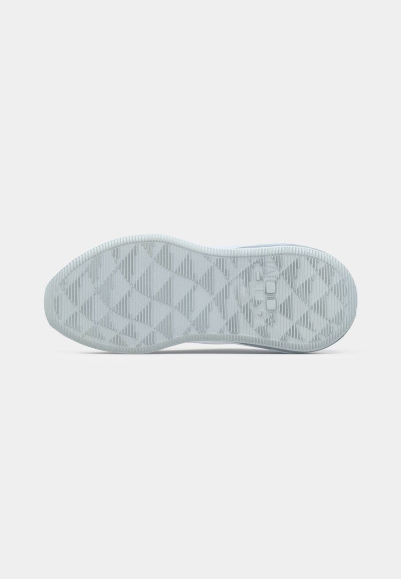 Lysblå sneakersål med en struktureret gummioverflade, der har et diamantmønster for greb og en afrundet kant.