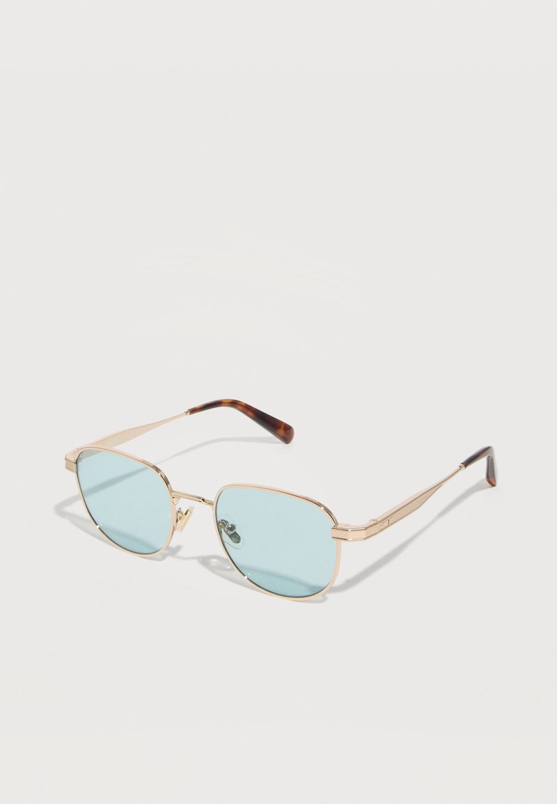 Γυαλιά ηλίου με χρυσό πλαίσιο, ελαφρώς γαλάζιους ορθογώνιους φακούς και άκρες βραχιόνων με μοτίβο χελώνας, τοποθετημένα επίπεδα πάνω σε λευκή επιφάνεια.