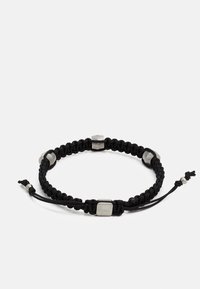 Bracciale nero intrecciato con accenti metallici esagonali e rettangolari. Chiusura regolabile con cordini sottili e etichetta in metallo con marchio.
