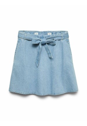 Svetlo modra denim krilo s pasom, ki je zavezano v vozliček na pasu, sprednjimi žepi in rahlim A-obliko, prikazano na belem ozadju.