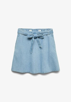 Svetlo modra denim krilo s pasom, ki je zavezano v vozliček na pasu, sprednjimi žepi in rahlim A-obliko, prikazano na belem ozadju.