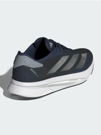 Tmavo modré bežecké topánky s sivými akcentmi, sieťovinový zvršok, biela medzipodrážka a viditeľné logo s tromi pruhmi, navrhnuté pre ľahký výkon.