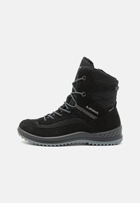 Scarponi da trekking impermeabili neri con tomaia in suede e tessuto. Presentano lacci grigi, colletto imbottito e suola in gomma resistente con trazione.