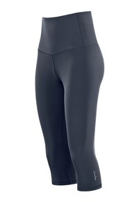 Sötétszürke magas derekú rövid leggings lapos varratokkal és egy kis fehér logóval a bal alsó él közelében, fehér háttér előtt.