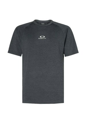 T-shirt Oakley grigio scuro a maniche corte con scollo rotondo e piccolo logo bianco Oakley centrato sul petto.