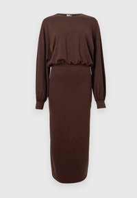 Brązowa sukienka z długim rękawem o luźnym kroju, z okrągłym dekoltem, marszczoną talią i prostą, sięgającą kostek sylwetką. Gładka tkanina.