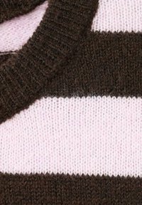 Tejido de suéter de punto en marrón y rosa claro con rayas horizontales, que presenta una superficie texturizada y un cuello redondo.