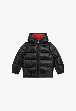 Juodas pūkinis švarkas su kapišonu, su blizgiu paviršiumi, užtrauktuko uždarymu, elastingomis rankovėmis ir kontrastingu raudonu pamušalu.