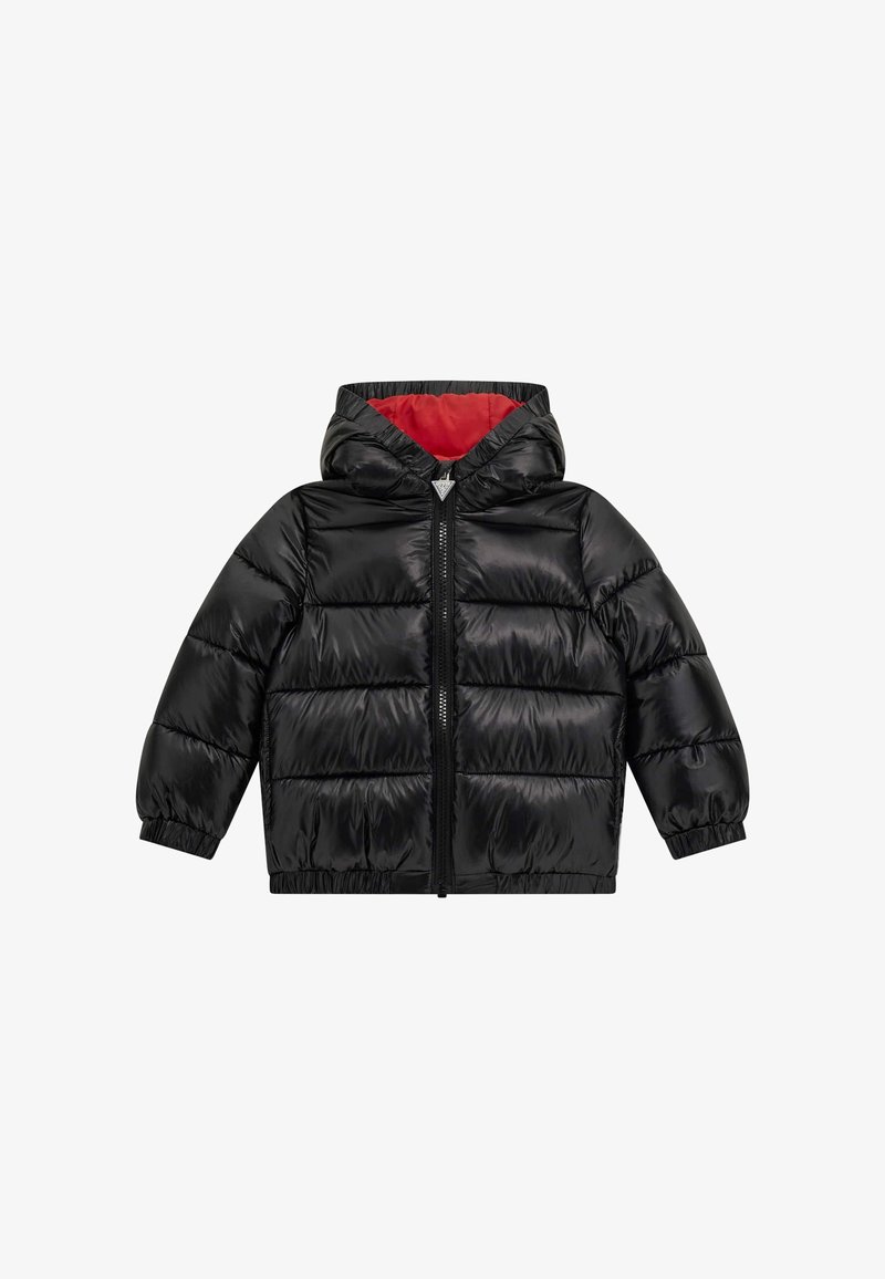 Juodas pūkinis švarkas su kapišonu, su blizgiu paviršiumi, užtrauktuko uždarymu, elastingomis rankovėmis ir kontrastingu raudonu pamušalu.