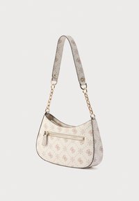 Valkoinen käsilaukku, jossa on ruskeakuosinen kuvio, taipuisa muoto, kultainen ketjulukko ja etutaskun vetoketju. Kangaspinta on sileä.