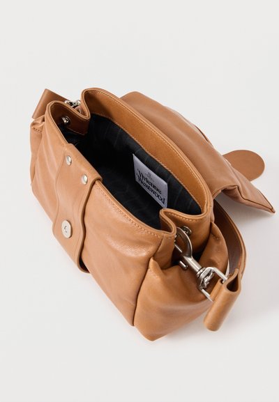 Bolso de cuero marrón claro Vivienne Westwood con solapa abierta, cierre plateado y etiqueta interior negra visible.