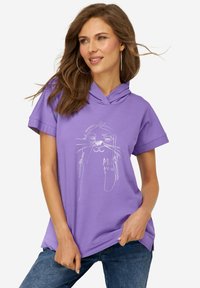 Camiseta de estilo sudadera morada con mangas cortas, presenta un dibujo en línea blanca de un gato y el texto "Moin" en la parte frontal. Tela de algodón suave.