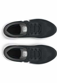 Schwarze Sportschuhe mit einem Mesh-Obermaterial, strukturiertem Muster, kontrastierenden grauen Akzenten und flacher weißer Gummisohle; mit einem markierten Logo auf der Zunge.