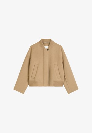 Korte tan bomberjack met een geribbelde kraag, twee voorkoteletten en een enkele knoopsluiting. Zacht, glad materiaal met minimale naden.