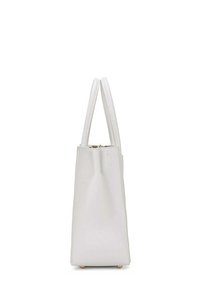 Borsa a tracolla bianca in pelle con due manici corti, forma rettangolare, texture liscia e chiusura con zip nella parte superiore. Presenta un design minimalista.