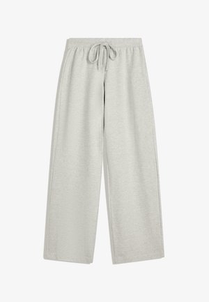 Svetlo sivi trenirka iz mehkega blaga, širokega kroja, z elastičnim pasom in vezalico, brez vidnih vzorcev ali akcentov.