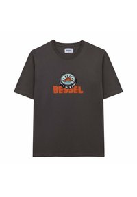 Camiseta de manga corta gris oscuro con un gráfico circular que presenta un sol y el texto "BEDSEL" en naranja. Material de algodón, ajuste casual.