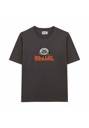 Camiseta de manga corta gris oscuro con un gráfico circular que presenta un sol y el texto "BEDSEL" en naranja. Material de algodón, ajuste casual.