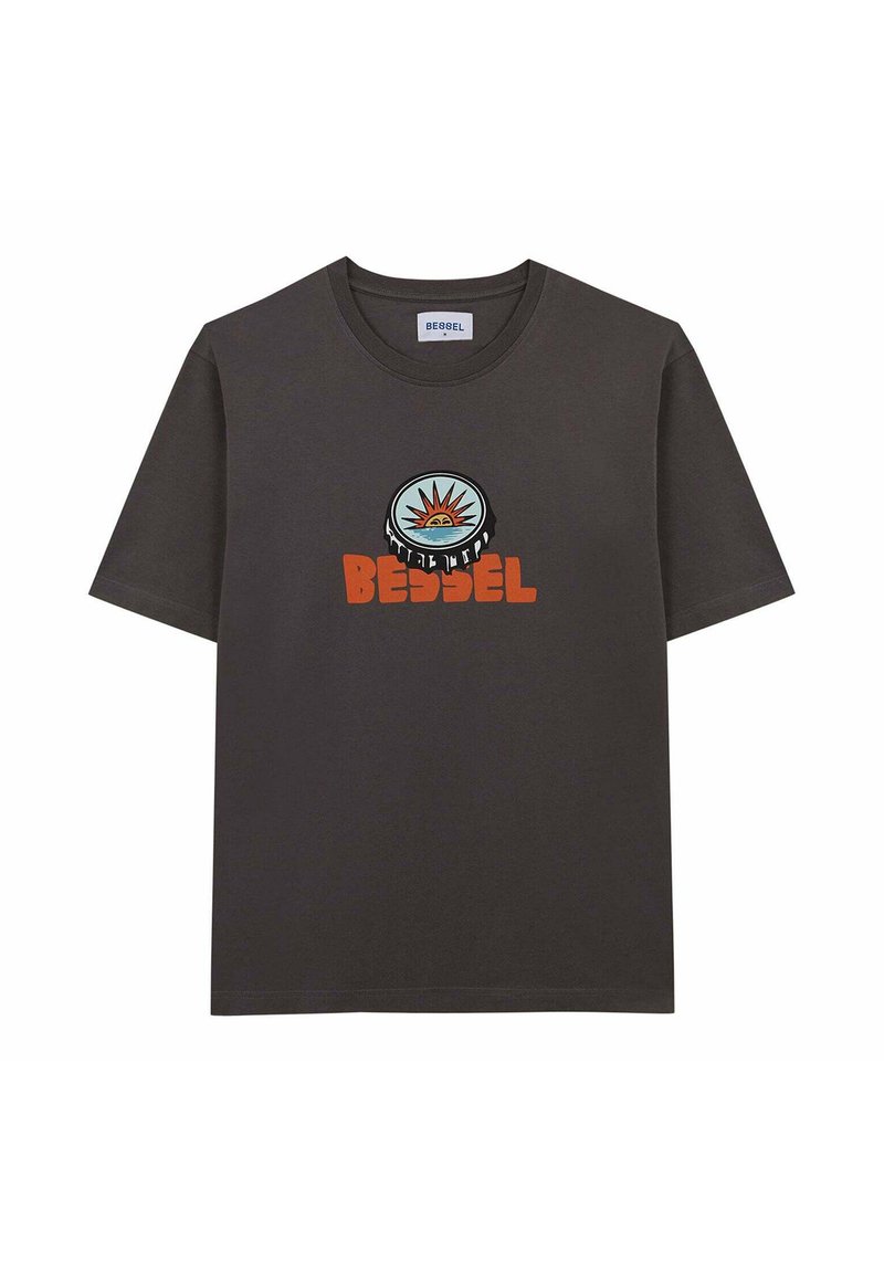 Camiseta de manga corta gris oscuro con un gráfico circular que presenta un sol y el texto "BEDSEL" en naranja. Material de algodón, ajuste casual.