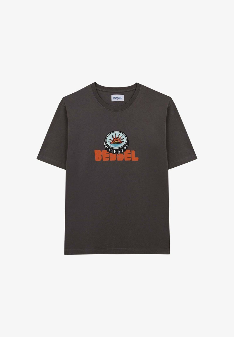 Camiseta de manga corta gris oscuro con un gráfico circular que presenta un sol y el texto "BEDSEL" en naranja. Material de algodón, ajuste casual.