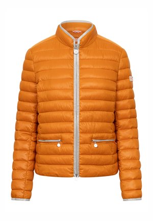Oranje gewatteerde jas met hoge kraag, zilverkleurige ritssluiting aan de voorkant en twee ritssluitingen aan de taille, tentoongesteld tegen een witte achtergrond.