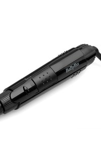 BaByliss zwarte haarstylingsapparaat met een gestructureerde grip, aan/uit-schakelaar en verstelbare hitteknop op een witte achtergrond.