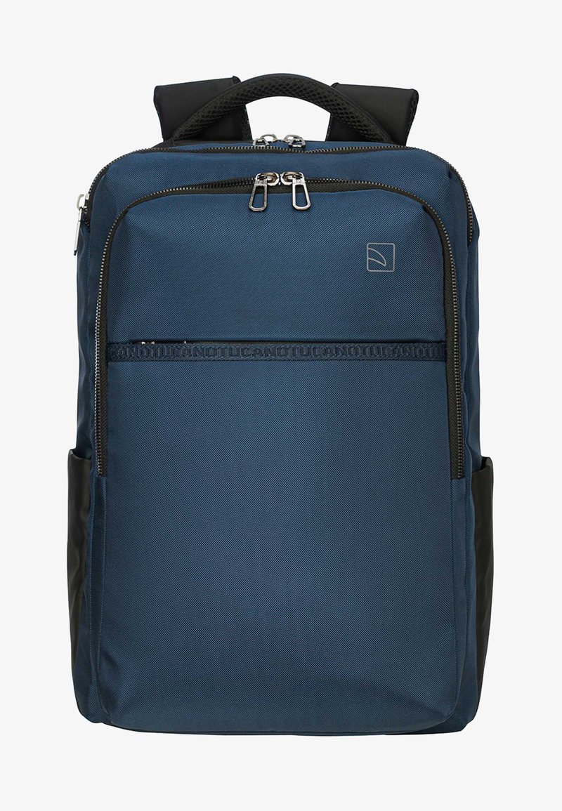 Zaino blu scuro con finitura testurizzata, scomparti con doppia cerniera e dettagli neri. Dotato di spallacci imbottiti e logo sulla parte anteriore.