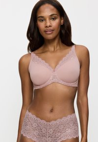 Mauve bh med blonder, der har brede stropper og en glat, blød stof. Matchende blondertrusser med bølgede kanter.