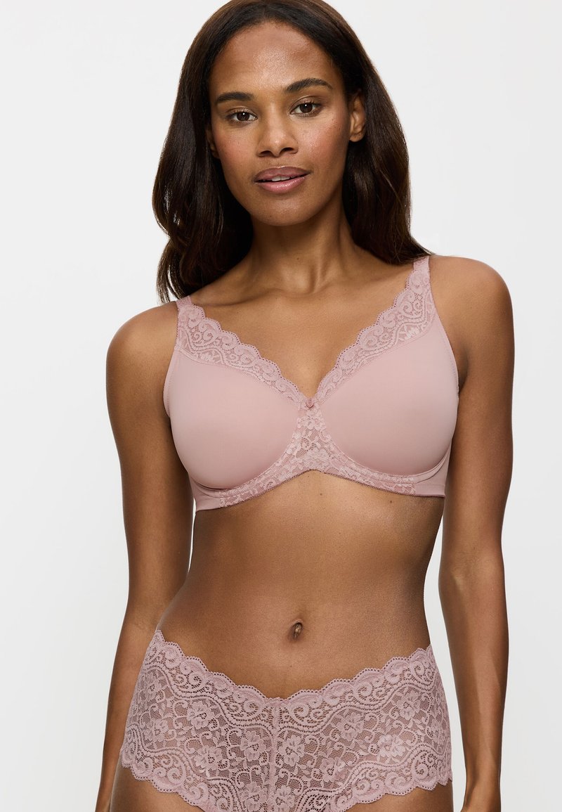 Reggiseno mauve con bordi in pizzo, dotato di spalline larghe e un tessuto liscio e morbido. Mutandine in pizzo abbinate con bordi scallop.
