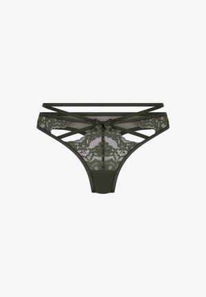 Olijfgroene kanten string met kruislingse bandjes en een strikdetail aan de voorkant. Beschikt over bloemrijke kantpatronen en meshpanelen voor textuur.