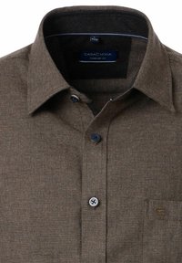 Braun kariertes Button-Down-Hemd mit einem Kentkragen, schwarzen Knöpfen und einem kleinen gestickten Logo auf der Brusttasche.