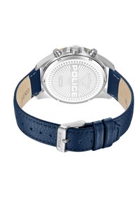 Strieborné hodinky s textúrovaným námorníckym koženým remienkom, okrúhlym puzdrom a gravírovaným zadným dielom, na ktorom je vyryté slovo "POLICE" a ďalšie detaily.