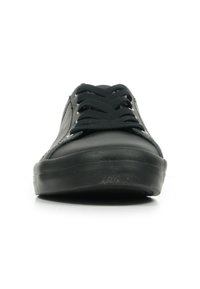 Sneaker nere con tomaia in pelle liscia, lacci neri texture, e suola in gomma. Presenta occhielli in metallo per i lacci e punta rotonda.