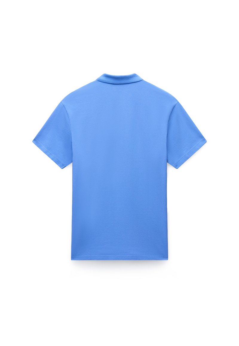 Polo à manches courtes en coton bleu clair uni ; il présente un col classique et un dos uni sans motifs ni accents visibles.
