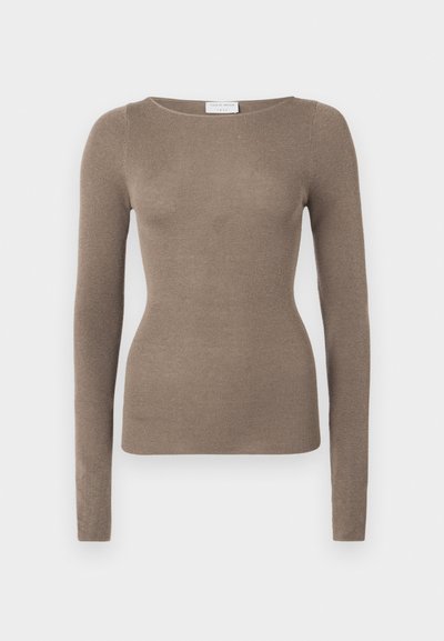 Brūns ribots garām piedurknēm džemperis ar pieguļošu dizainu un klasisku apaļu kakla izgriezumu. Izgatavots no mīkstas, teksturētas auduma.